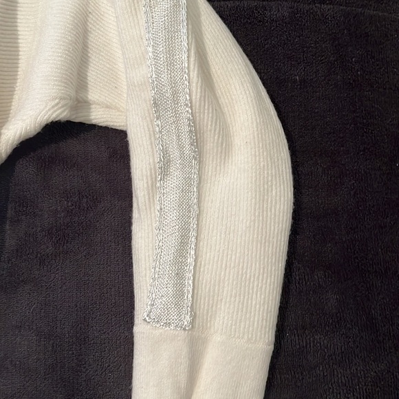 Flowy white sweater - Picture 2 of 3